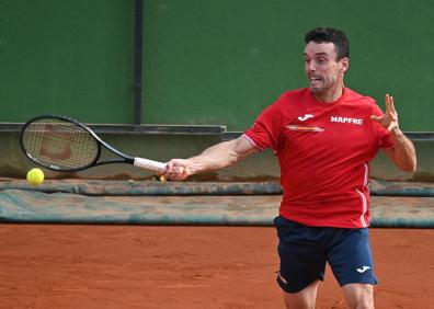 Imagen secundaria 1 - Imágenes de Alcaraz, Bautista y Carreño en la sesión de entrenamiento de hoy en la pista central de Puente Romano.