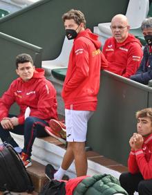 Imagen secundaria 2 - Imágenes de Alcaraz, Bautista y Carreño en la sesión de entrenamiento de hoy en la pista central de Puente Romano.