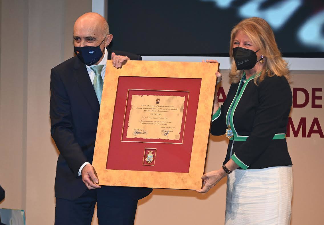 Reciben el reconocimiento el doctor Antonio Díaz Roca, las Hermanas de María Auxiliadora y a la institución benéfica Bancosol