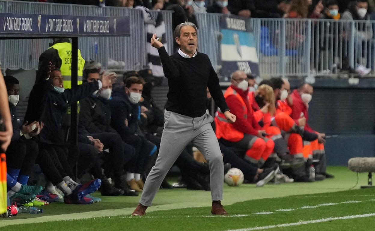 El entrenador del Málaga, Natxo González, da instrucciones durante el partido contra el Cartagena en La Rosaleda.