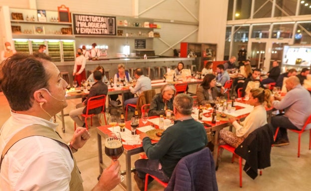 Imagen principal - Uno de los momentos de la cata en Cervezas Victoria. Héctor Medina, Darío Ruiz, Rubén Carreño y Darío Zayas, durante la cata especial en Cervezas Victoria. Álvaro Pérez, Fran Sánchez y Juan Carlos Bueno.