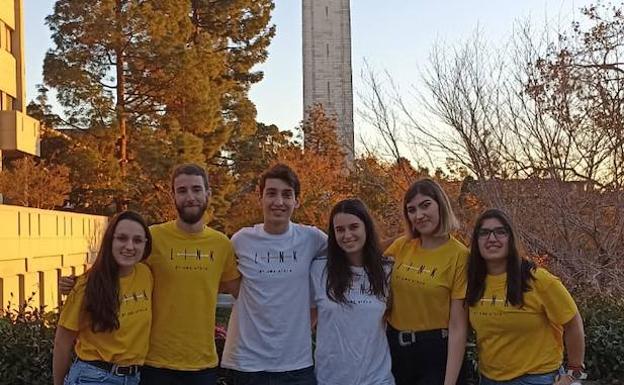 Natalia Torres junto a estudiantes de la UMA participantes en el Bootcamp