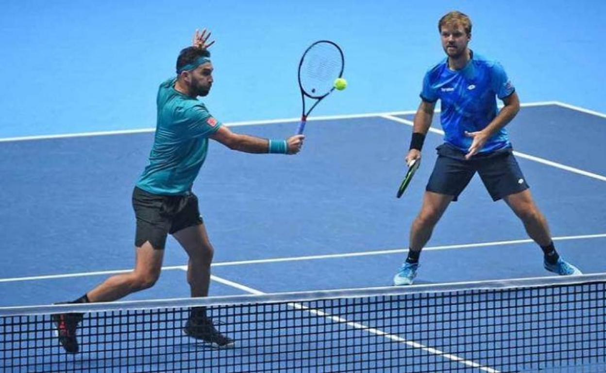 Tecau (izquierda), en una volea de revés en un partido de dobles. 