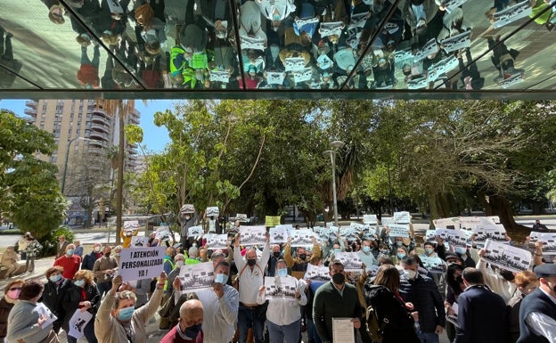 Detalle de la concentración de este martes a las puertas de las oficinas centrales de Unicaja. 