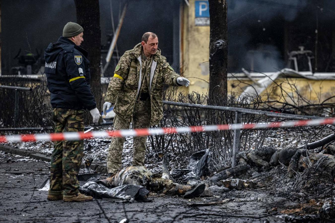 La policía ucraniana analiza los alrededores de la televisión de Kiev, lugar bombardeado este martes por el ejército ruso