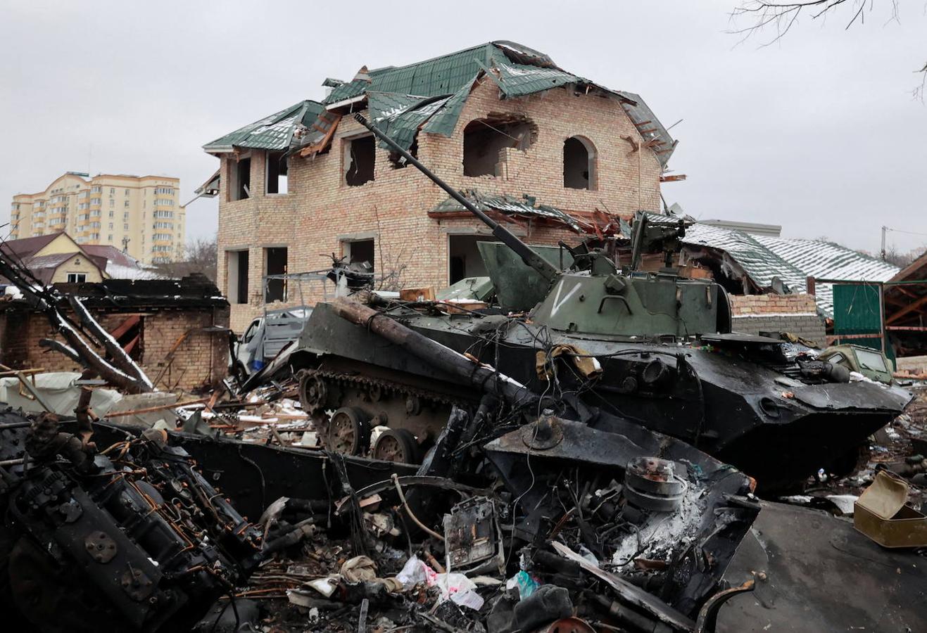 Un tanque frente a una casa destrozada tras sufrir un bombardeo en la ciudad de Bucha