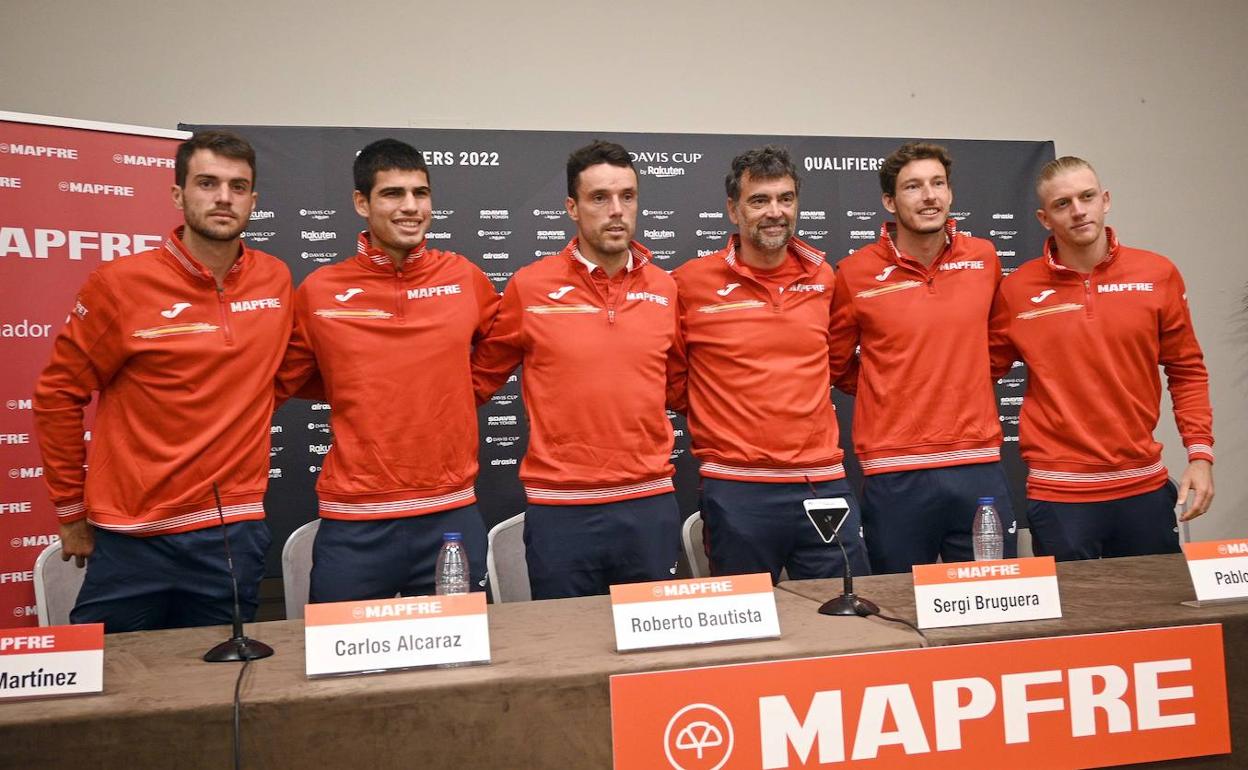 Pedro Martínez, Carlos Alcaraz, Roberto Bautista, Sergi Bruguera, Pablo Carreño y Alejandro Davidovich, antes de la rueda de prensa de este miércoles en Puente Romano. 