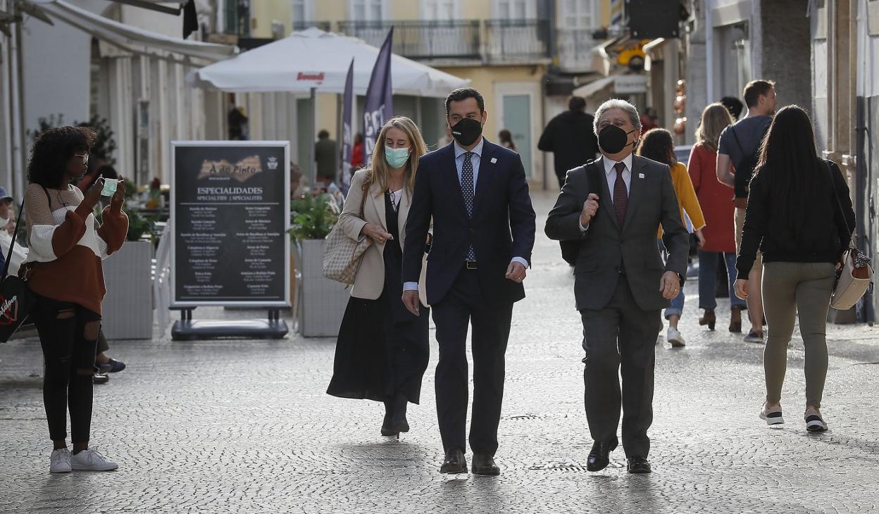El presidente andaluz, Juanma Moreno, ayer en las calles de la ciudad portuguesa de Faro. EFE