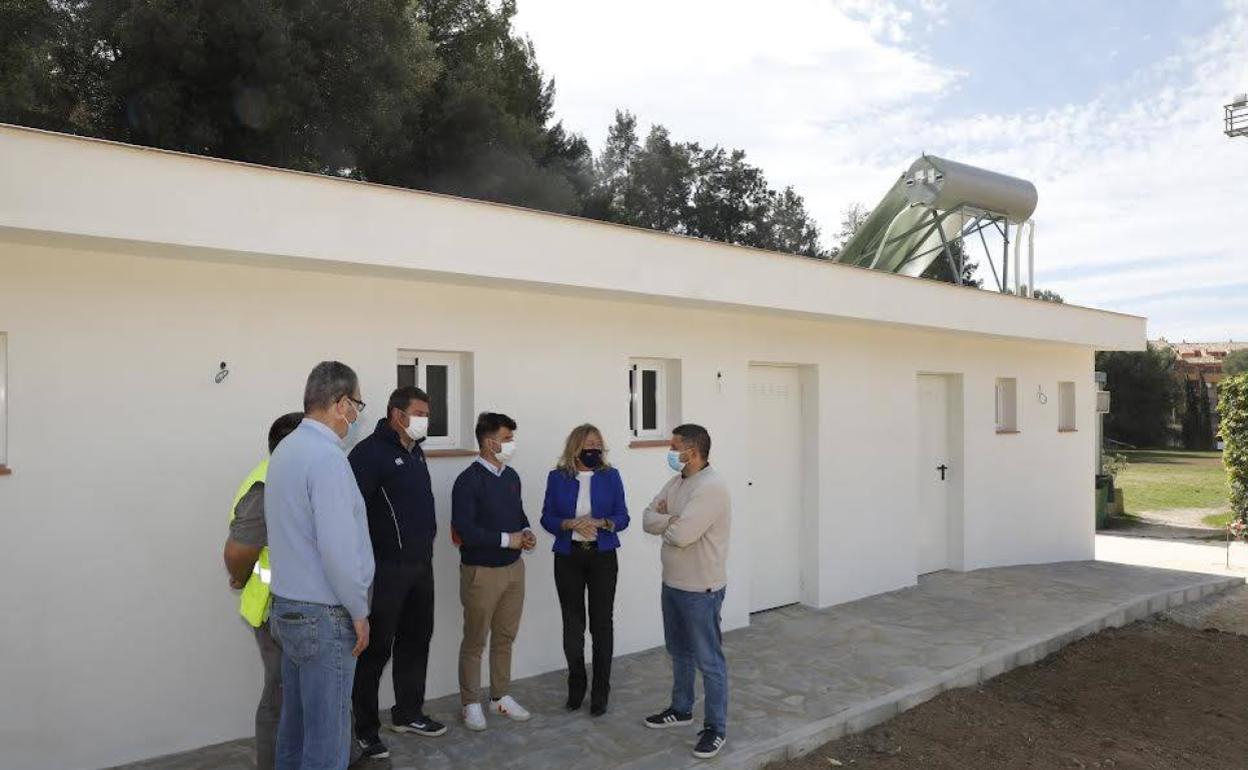 La alcaldesa, Ángeles Muñoz, visita las obras del campo del Marbella Rugby Club junto al concejal de Obras, Diego López, y presidente del Marbella, Alberto Castro. 