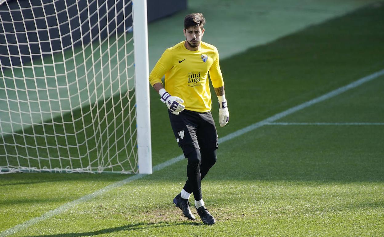 Dani Barrio, durante un entrenamiento reciente en el estadio de La Rosaleda.