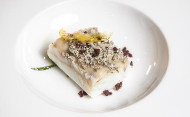 Imagen principal - Un gazpachuelo de La Cónsula, mejor receta de bacalao de España