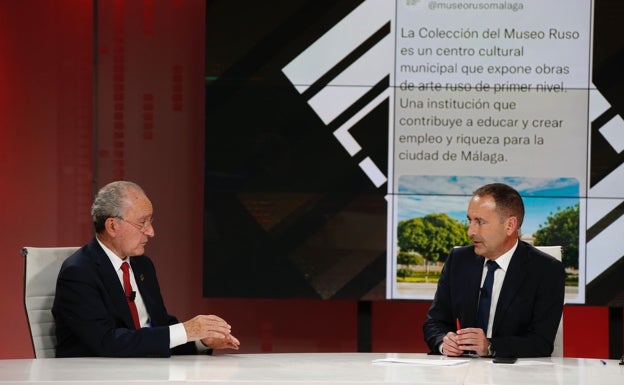 El alcalde de Málaga, Francisco de la Torre, en un momento de 'La Alameda', con el director de SUR, Manuel Castillo. 