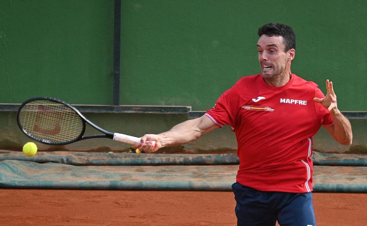 Roberto Bautista, en un golpe de derecha en un entrenamiento. 