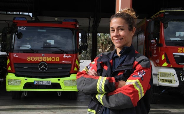 María Bravo es bombera en el Consorcio Provincial de Málaga. 