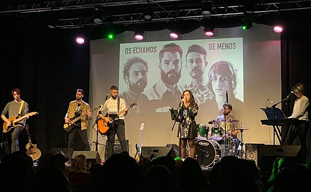 Imagen principal - Los músicos del grupo Sombra Doble, junto al cartel de su concierto del próximo 18 de marzo en La Cochera y el 'sold out' de la actuación de este sábado.