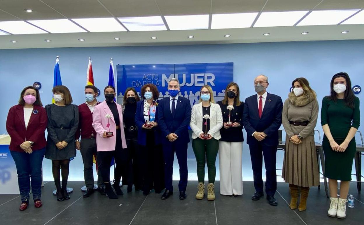 Bendodo y otros dirigentes del PP, en la sede provincial del partido. 