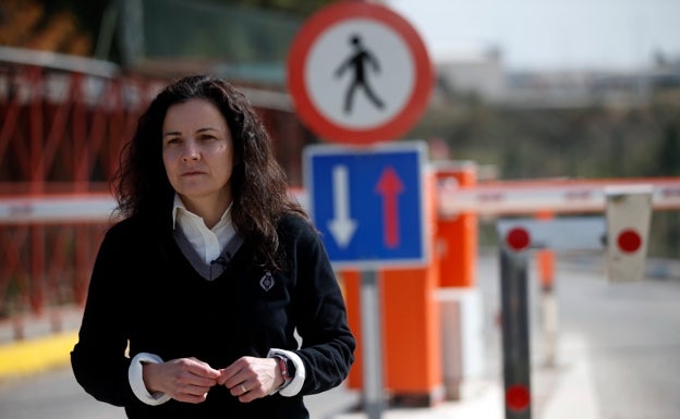 La funcionaria de prisiones Elena Getino, en las inmediaciones de la cárcel de Alhaurín de la Torre. 