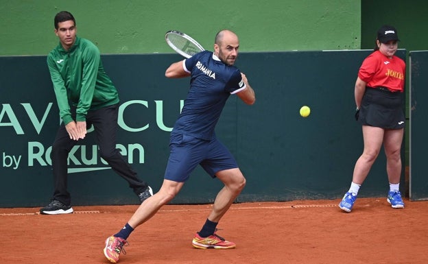 Marius Copil, en acción, con su revés a una mano. 