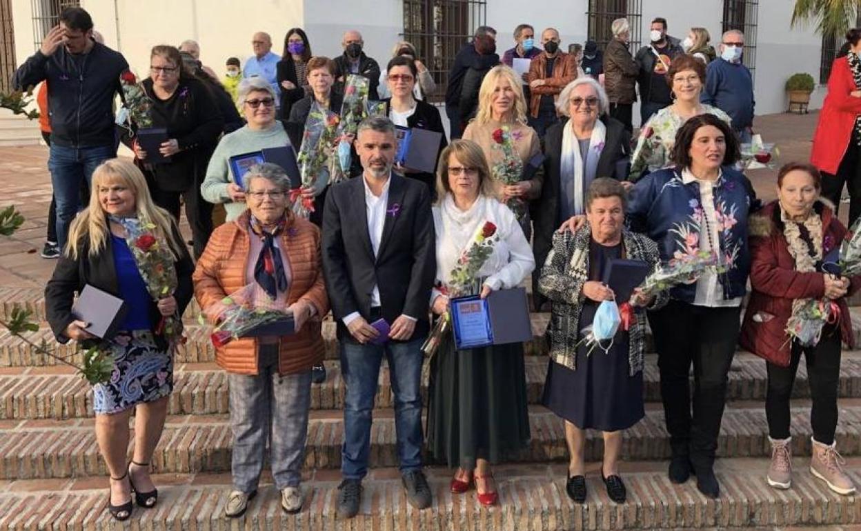 Homenaje del PSOE doce mujeres anónimas. 