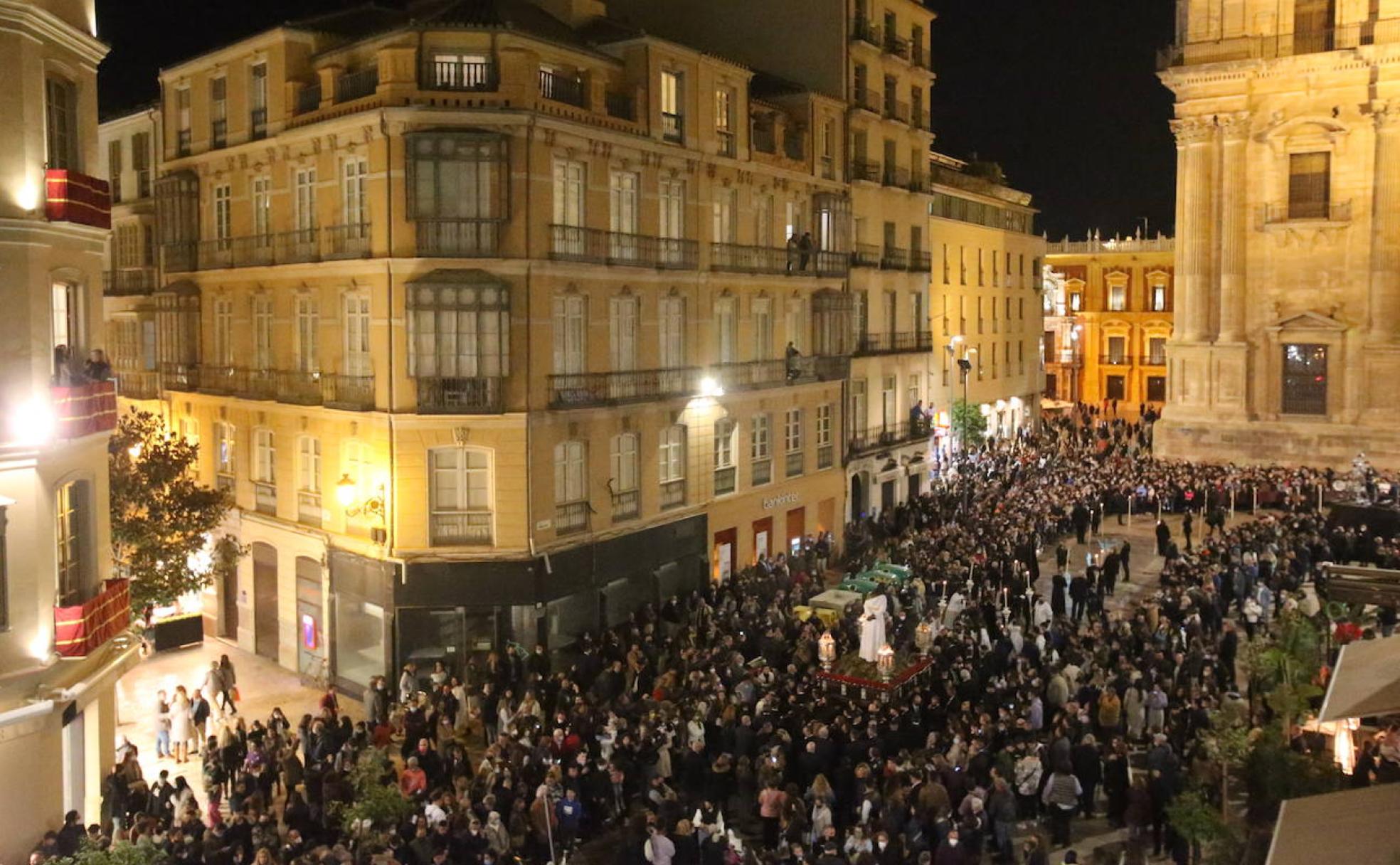 Un momento del Via Crucis junto a la Catedral. 