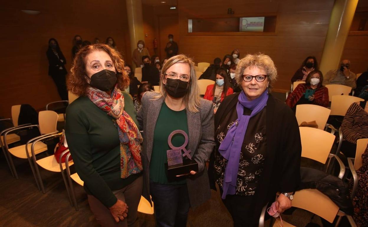 Elena Blanco, Elena de Miguel y Teresa Santos, tras la entrega del premio.