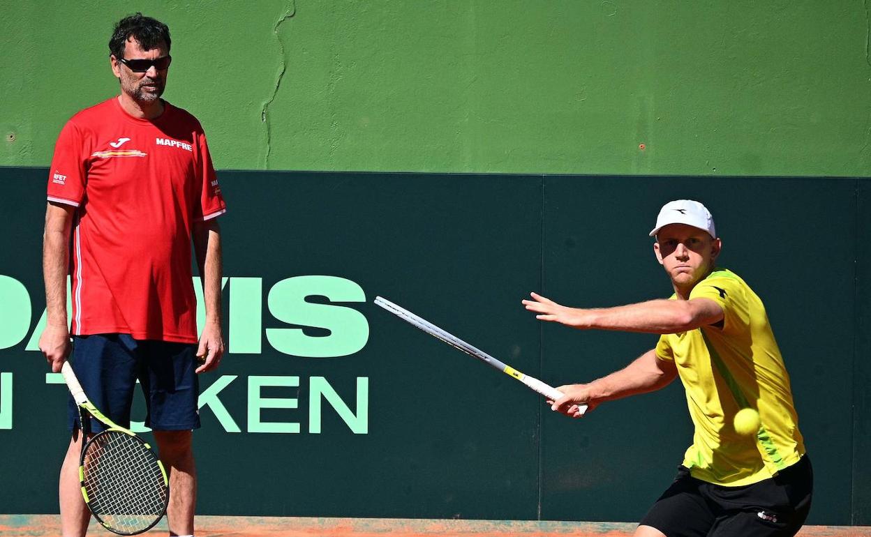 Sergi Bruguera, junto a Alejandro Davidovich en un entrenamiento. 