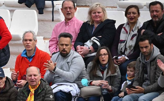 La madre de Alejandro Davidovich, en la zona superior de la imagen, siguiendo con atención el debut de su hijo. 