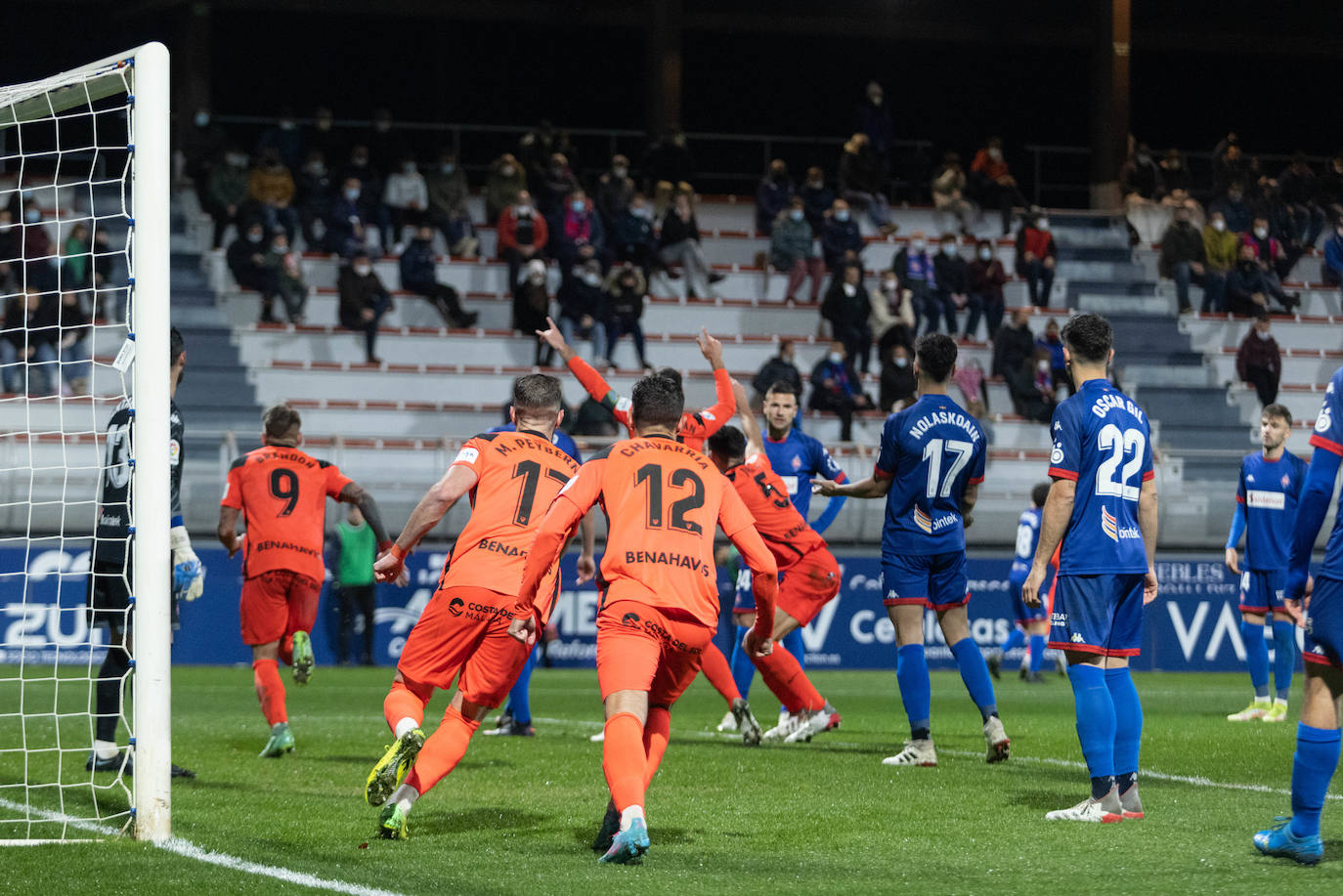 El Málaga gana en su visita al Amorebieta (1-2). 