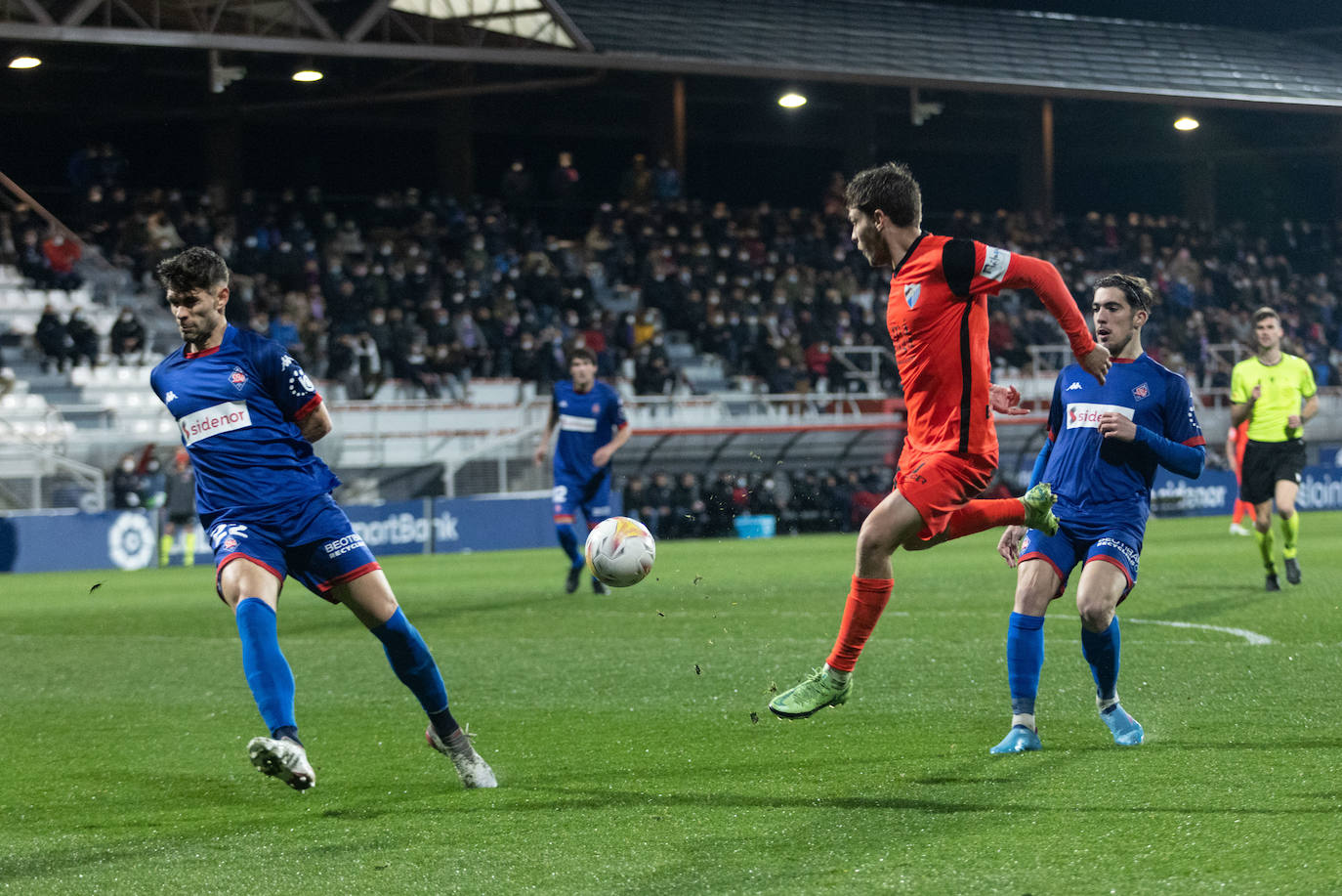 El Málaga gana en su visita al Amorebieta (1-2). 