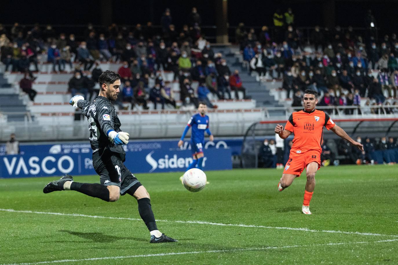 El Málaga gana en su visita al Amorebieta (1-2). 