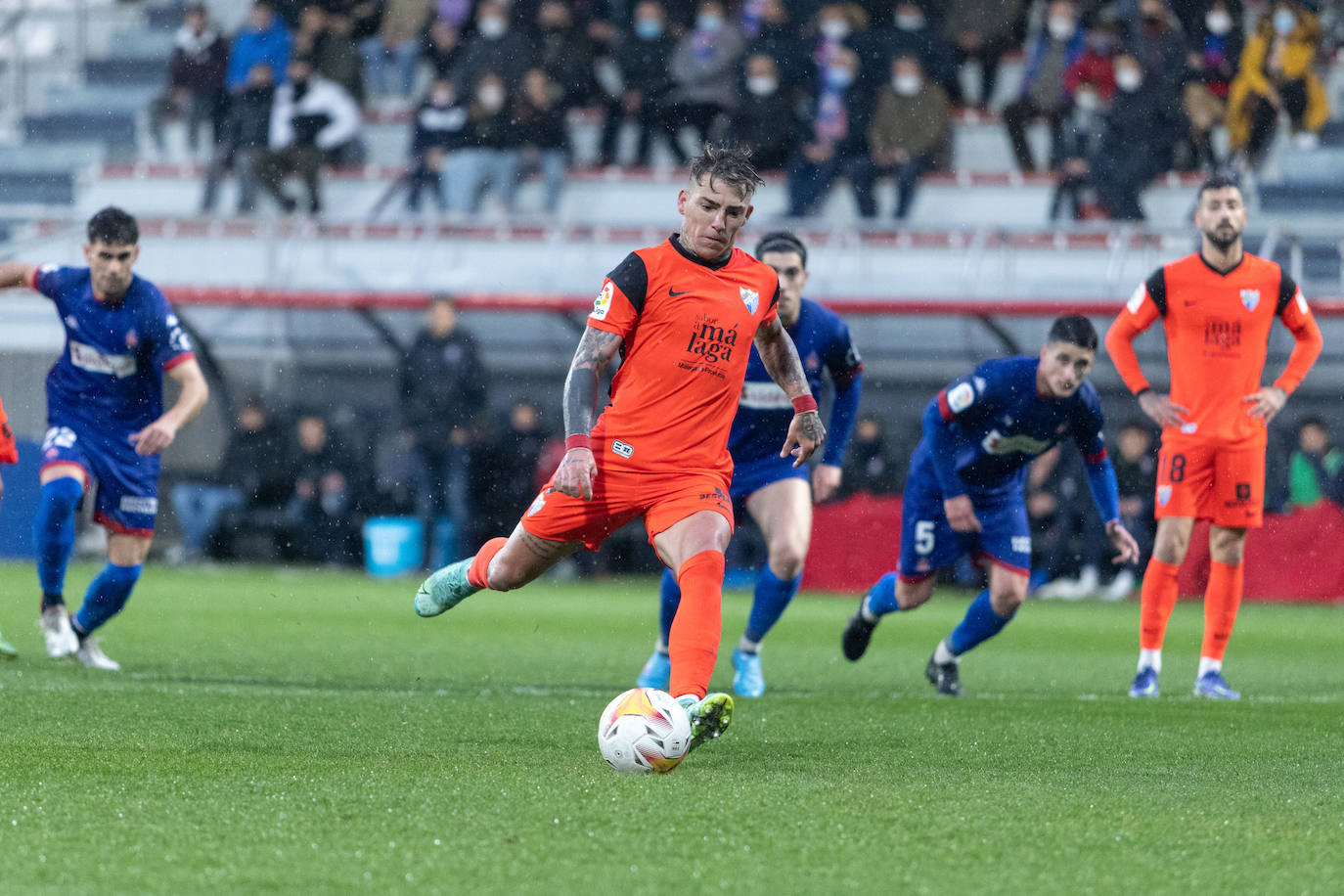 El Málaga gana en su visita al Amorebieta (1-2). 