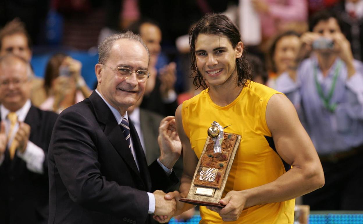 Francisco de la Torre entrega a Nadal su primer trofeo en el Málaga Máster de 2006. 