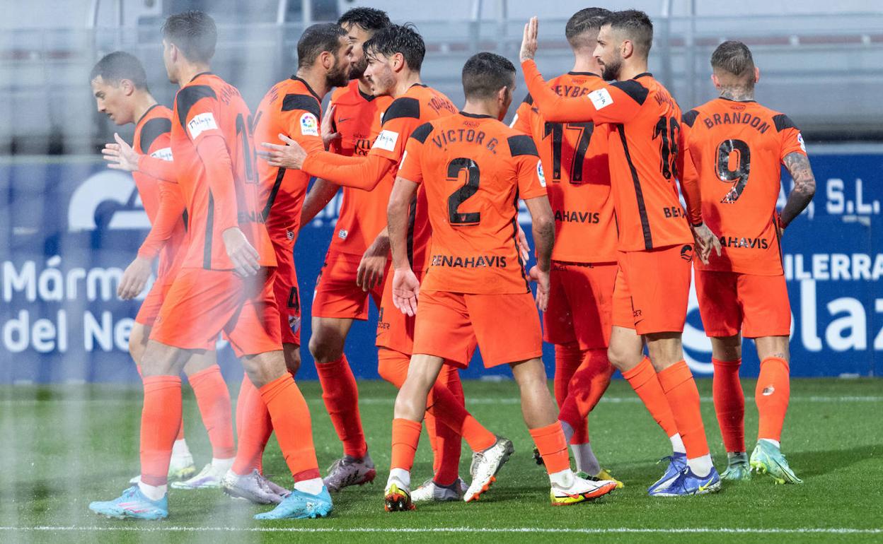 El once del Málaga casi al completo celebra el segundo gol del Málaga el domingo en Lezama. 