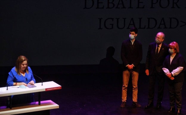 Imagen principal - Marta González, presidenta de la entidad Ada Lovelace leyendo su discurso tras recoger el galardón. En la segunda, Gemma del Corral y Francisco de la Torre, durante la entrega del premio. En la última, La Pili, durante su actuación en el Teatro Echegaray. 