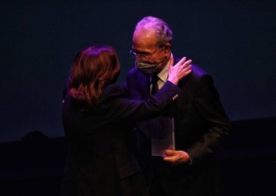 Imagen secundaria 1 - Marta González, presidenta de la entidad Ada Lovelace leyendo su discurso tras recoger el galardón. En la segunda, Gemma del Corral y Francisco de la Torre, durante la entrega del premio. En la última, La Pili, durante su actuación en el Teatro Echegaray. 