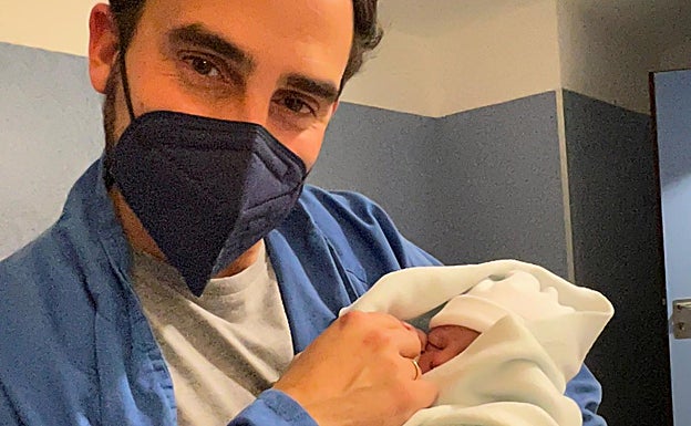 Dani Pérez y su segunda hija, Julia, ayer en el Materno Infantil.