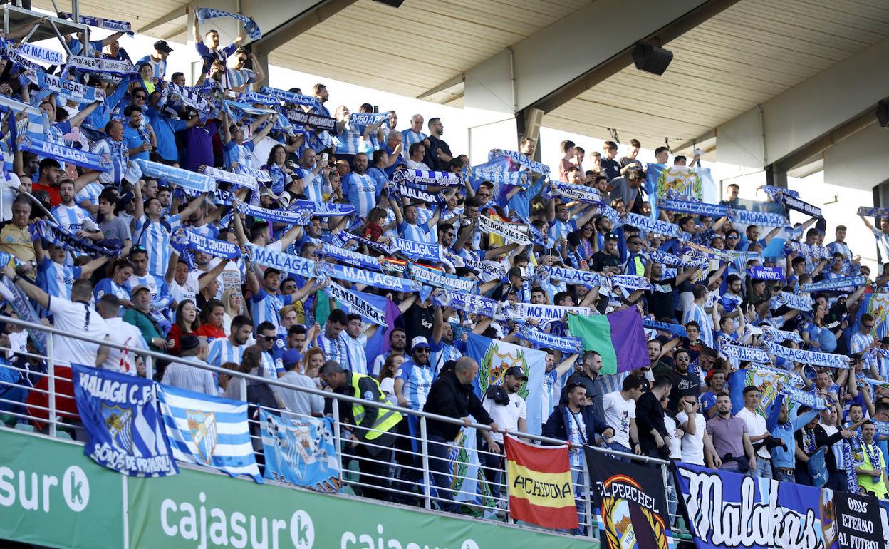 Aficionados del Málaga durante un desplazamiento masivo en temporadas anteriores.