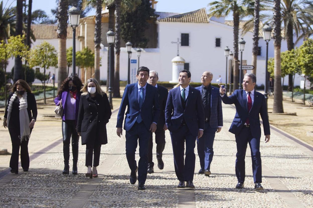 Moreno, Bendodo y Marín, con el resto de consejeros, ayer en La Rábida al término del Consejo de Gobierno. 