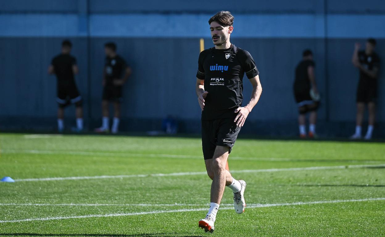 Jozabed se ejercita durante el entrenamiento de ayer en el Anexo de La Rosaleda.