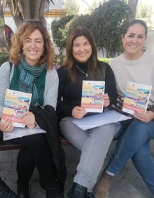 Imagen secundaria 2 - En la primera imagen, Laura López, Esther Gaona, Rosario García, Mónica Palomino y Javier García, profesionales de la asociación Arrabal-AID. En la segunda, Oxana, Fernando, Cristóbal y Estela, los usuarios participantes en los cursos del programa enRedateMás, durante sus intervenciones en La Noria. En la última, asistentes a la jornada. 