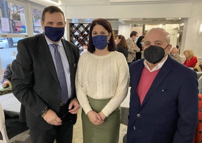 Imagen secundaria 1 - En la primera imagen, Rafael Estades, Lola Navas, Pilar Jiménez, Gabriel Sánchez y María Ángeles Ramírez, en el Bilmore. En la segunda, Rafael Estades 'El Morta', Noelia Losada y Jesús González. En la última, una imagen durante la tertulia en el Bilmore. 