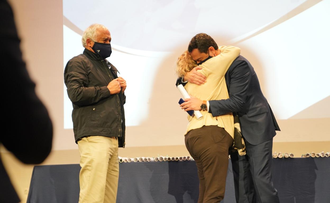 El presidente de la Junta de Andalucía, Juanma Moreno, se funde en un abrazo con la madre de Carlos Martínez, bombero fallecido en Sierra Bermeja. 