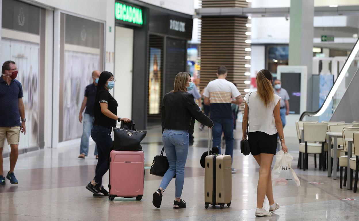 Turistas, en la estación de tren María Zambrano. 