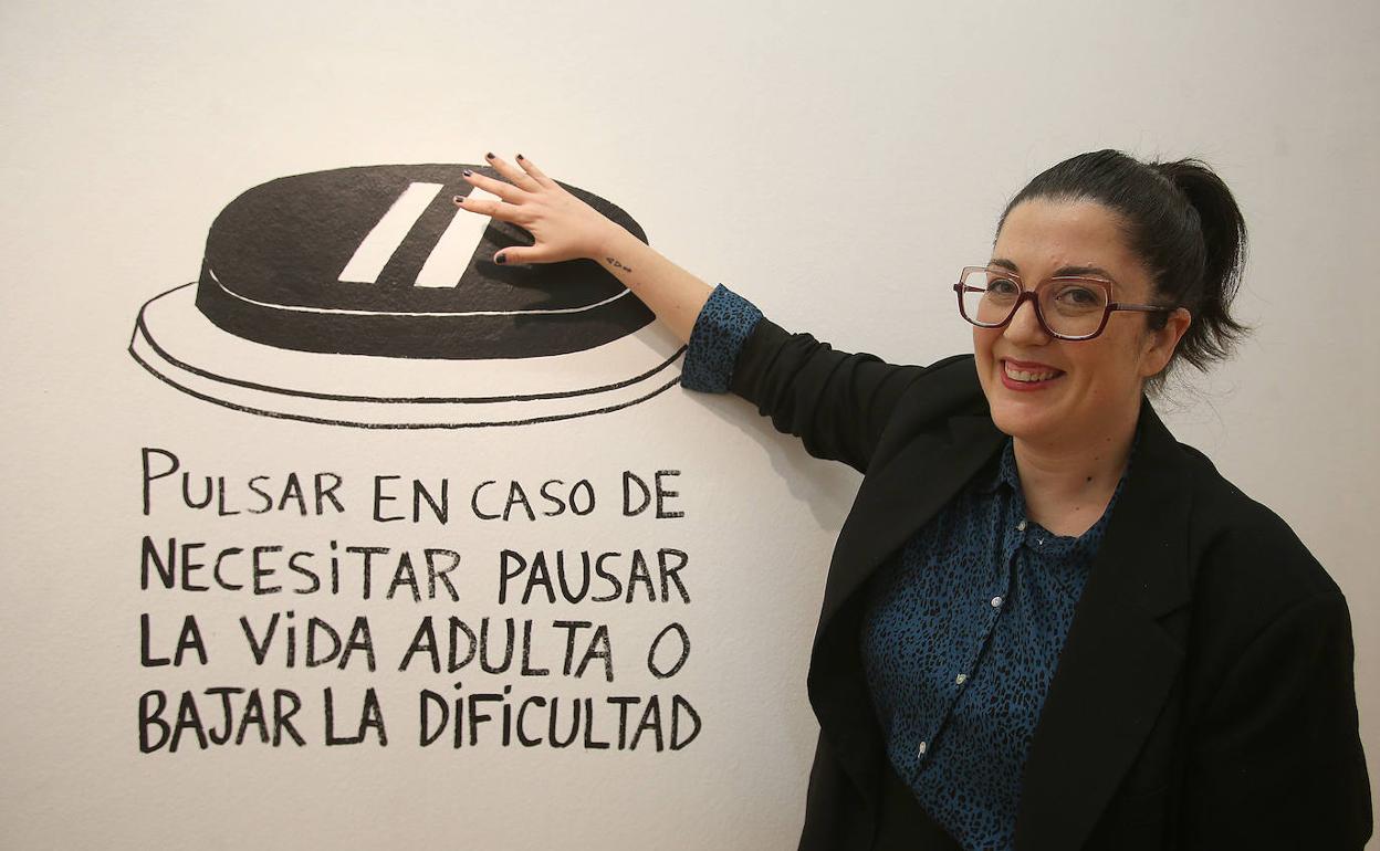 Estefanía Martínez, creadora de Pedrita Parker, junto a uno de los trabajos expuestos.