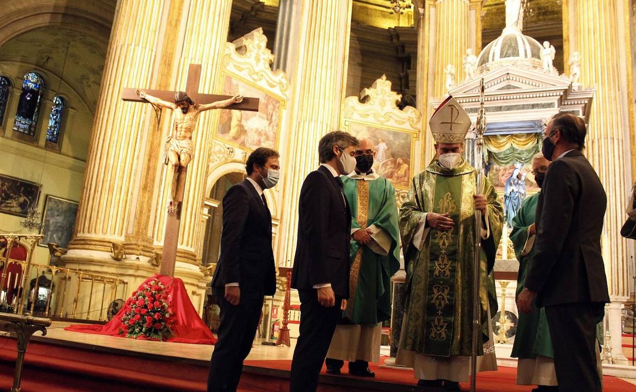 El obispo, Jesús Catalá, en la misa de reposición al culto de la imagen tras su restauración. 