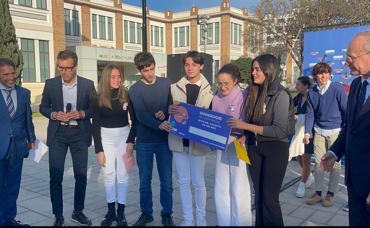 Entrega del premio al equipo del colegio El Pinar. 