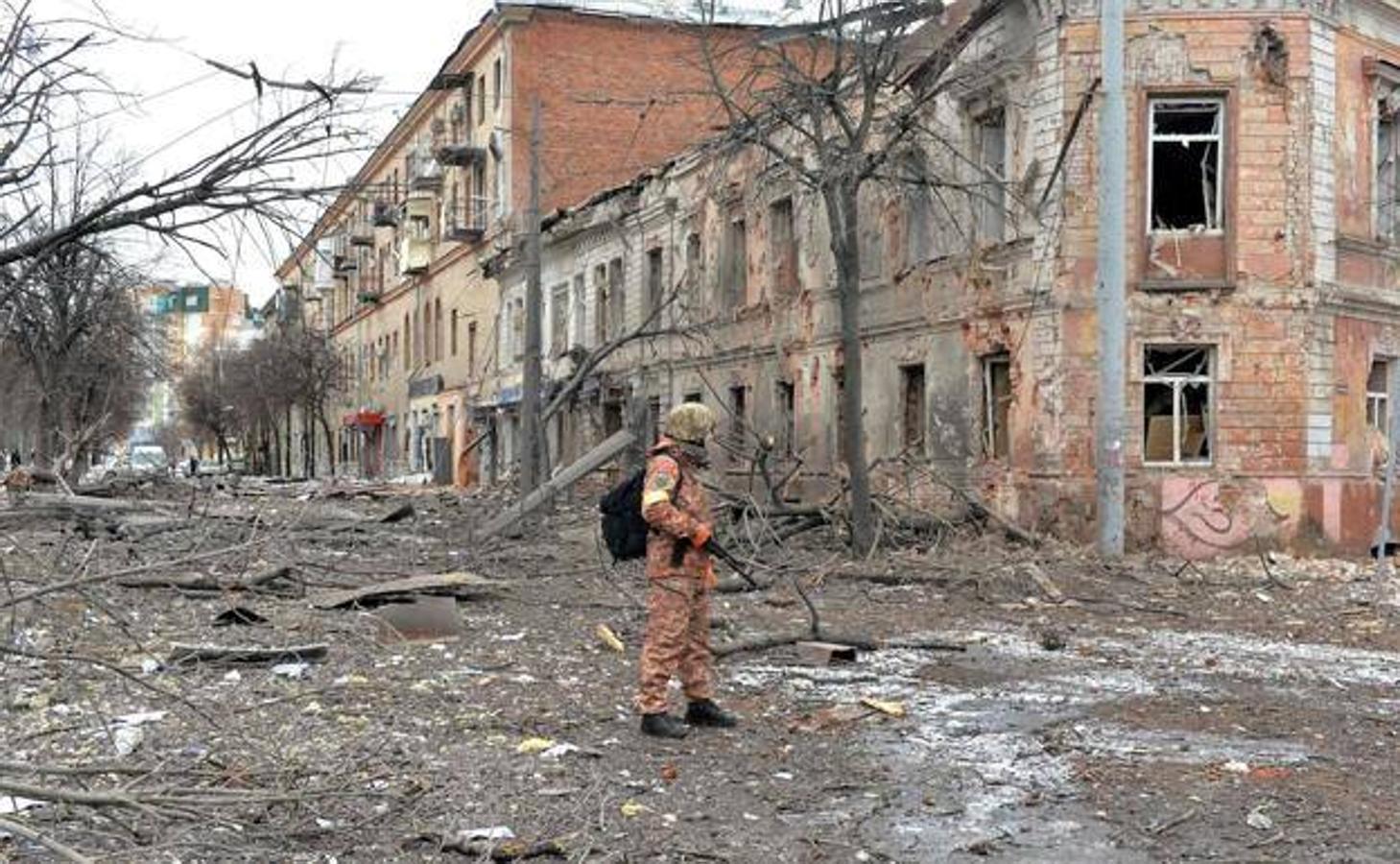 Imagén de los escombros tras un bombardeo en Kharkiv.