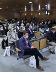 Imagen secundaria 2 - En la primera foto, José María Sanabria, Inmaculada Vargas, Fermín Criado, Mar Rodríguez, Julio Martínez y Nuria Montañés. En la segunda, Nuria Rodríguez, Jaime Cruz, Antonio Sánchez y Ana García. En la última, algunos de los asistentes.