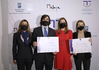 Imagen secundaria 1 - En la primera imagen, una foto de familia de guías turísticos reconocidos y autoridades. En la segunda, Patricia Fernández, Nicolás Alba, Gloria Noblejas y Mari Carmen Segovia. En la última, Natalia González, María Isabel Mena y Mari Carmen Ruiz. M