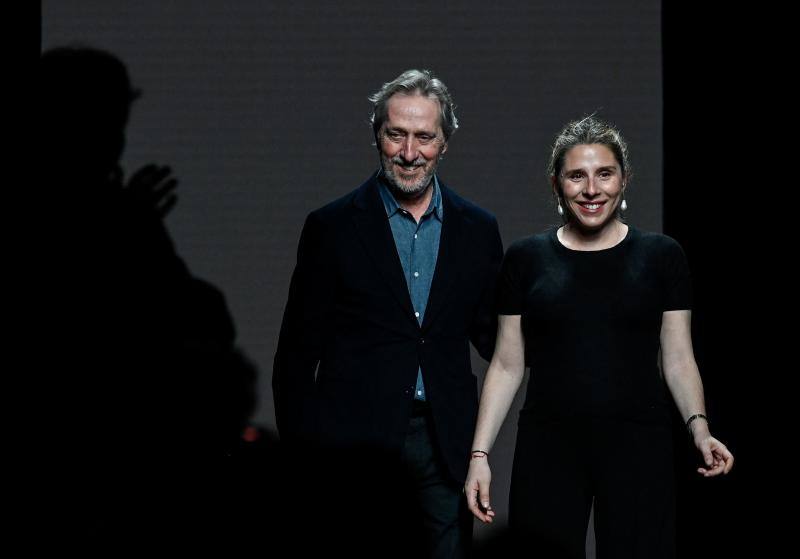 El diseñador Roberto Torretta y su hija, María, saludan al final del desfile.